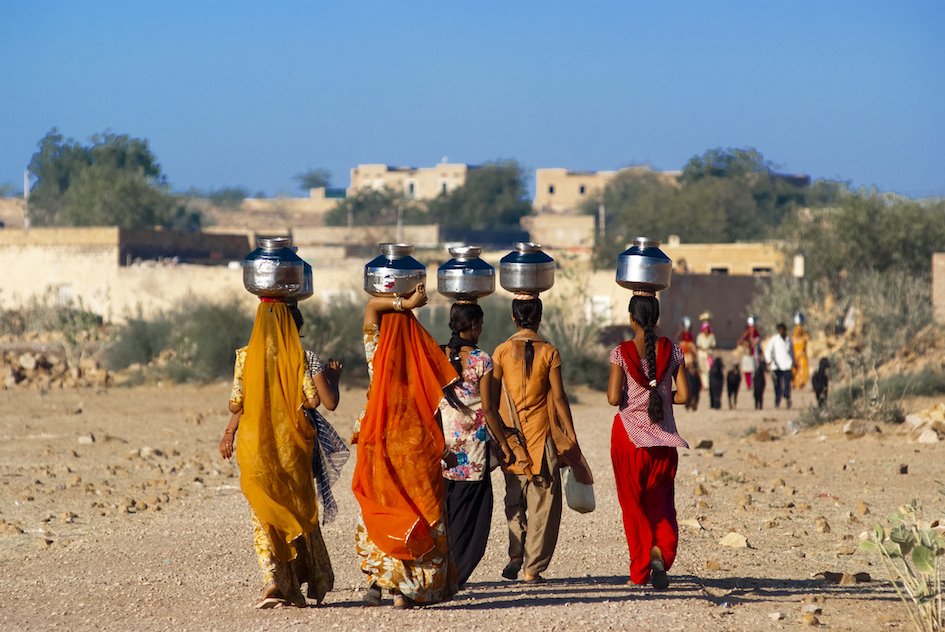 Tips for Travelling India - Locals carrying water on their heads