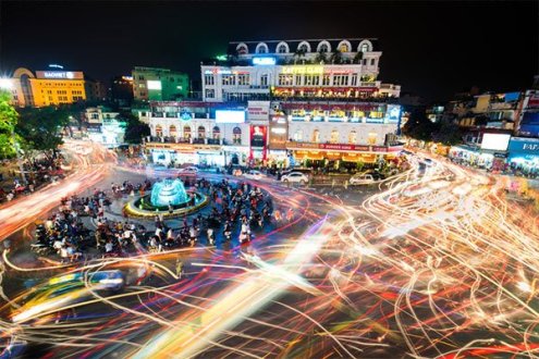 busy streets of phnom penh 