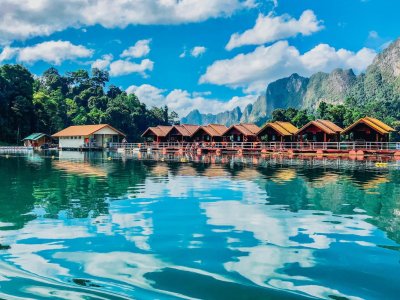 A stunning photo of the picturesque floating bungalows in Khao Sok national park